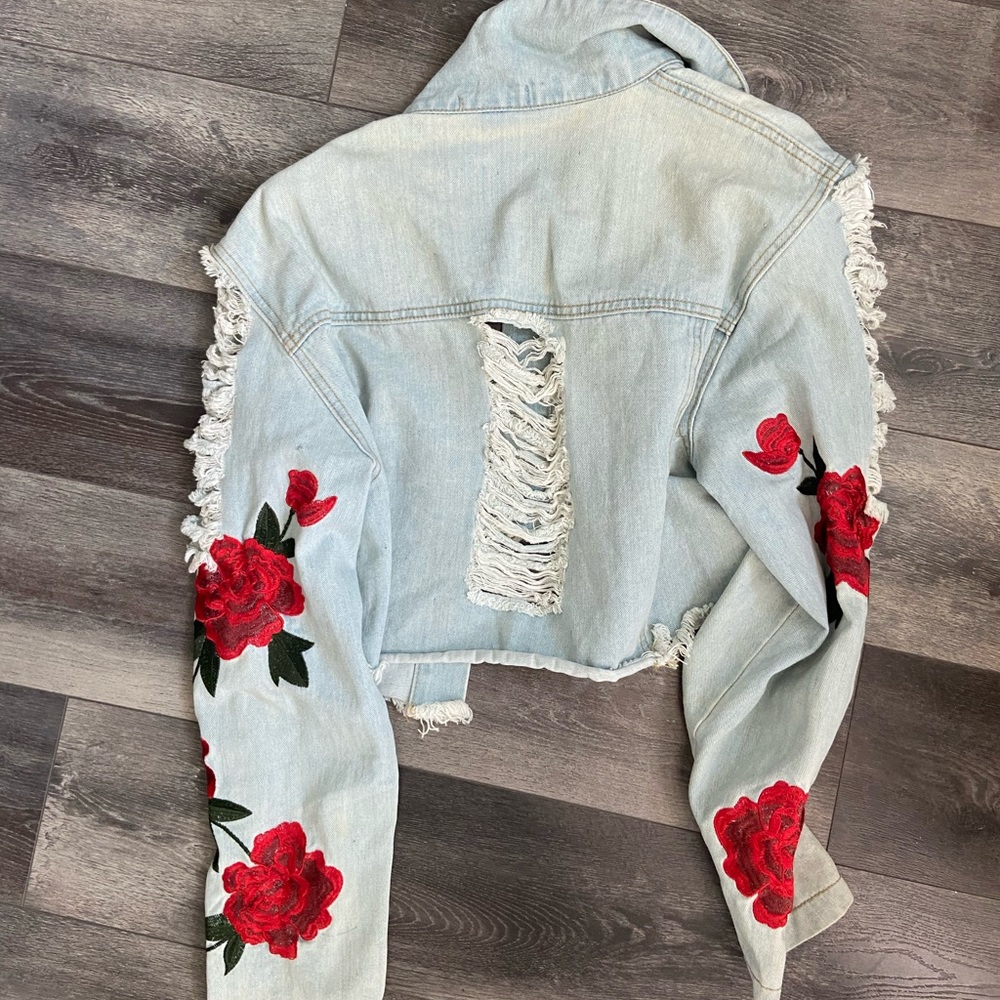 Destroyed crop denim jacket with roses on sleeve